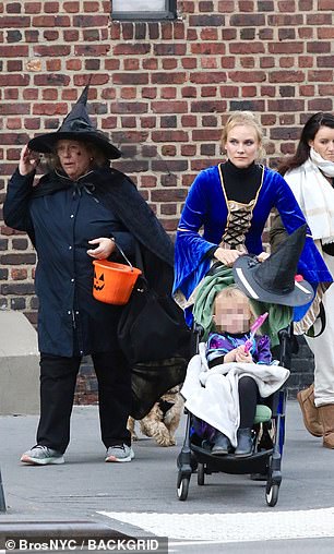有趣:46 岁的国家宝藏明星黛安·克鲁格 (Diane Kruger) 穿上深蓝色女巫袍,没有把打扮留给孩子们