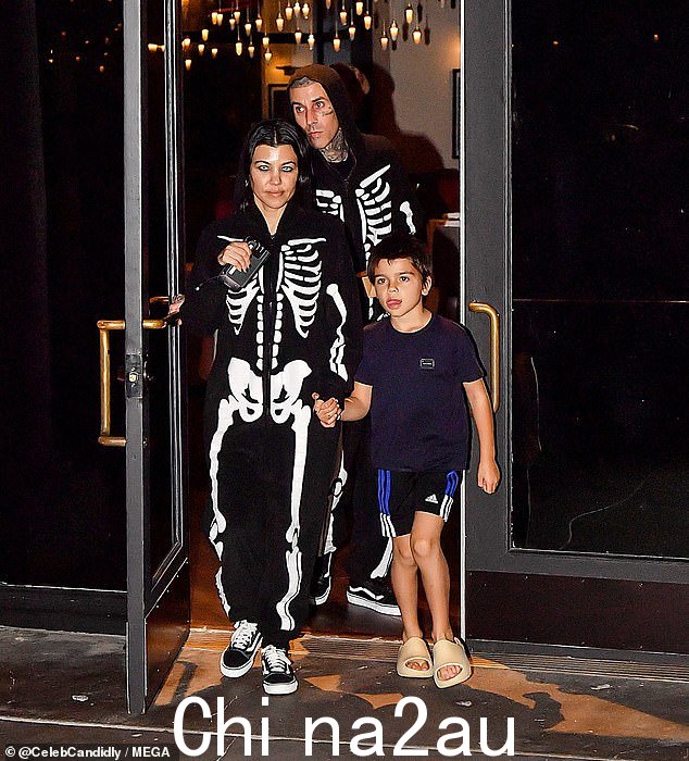 Spooky: 周日晚上,考特尼·卡戴珊 (Kourtney Kardashian) 带着令人毛骨悚然的隐形眼镜走出去,穿着骷髅连体衣,沉浸在万圣节的气氛中