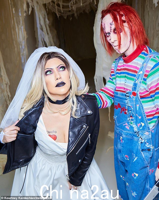承诺! Kourtney 甚至在她的胸前贴上了一个假心纹身,上面写着 Chucky 的名字。” class=