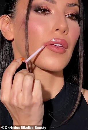 你会立即获得明显更丰满的双唇,因为微光斑点的光泽使嘴唇看起来更丰满向上反射自然光