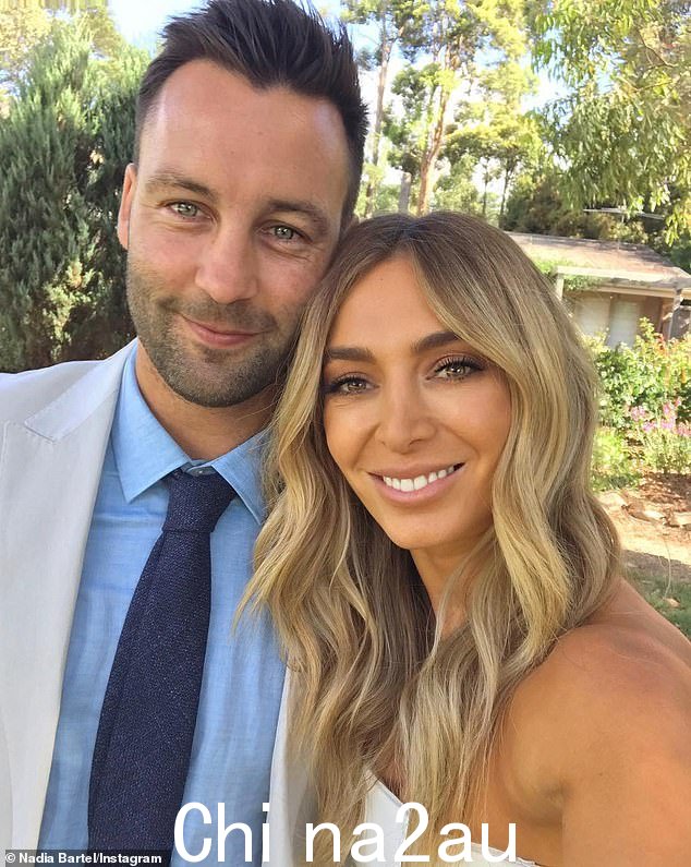 Nadia (右) 的前夫、已退休的吉朗猫队球员 Jimmy Bartel (左) 宣布他与新女友 Amelia Shepperd 将迎来第三个孩子