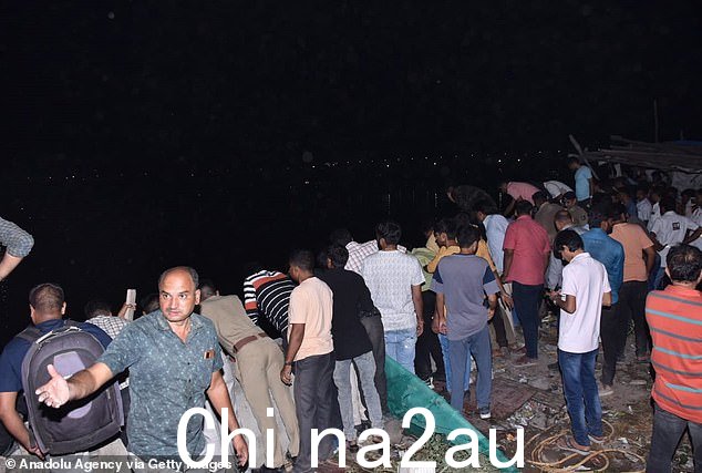 数百人焦急地排队河岸边看救援工作，等待亲朋好友的消息