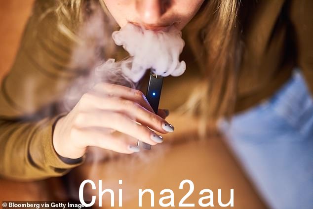 研究人员发现,电子烟使用者的心脏损伤与吸烟者一样多,尽管他们通常更年轻,平均使用这些设备的时间更少(文件照片)