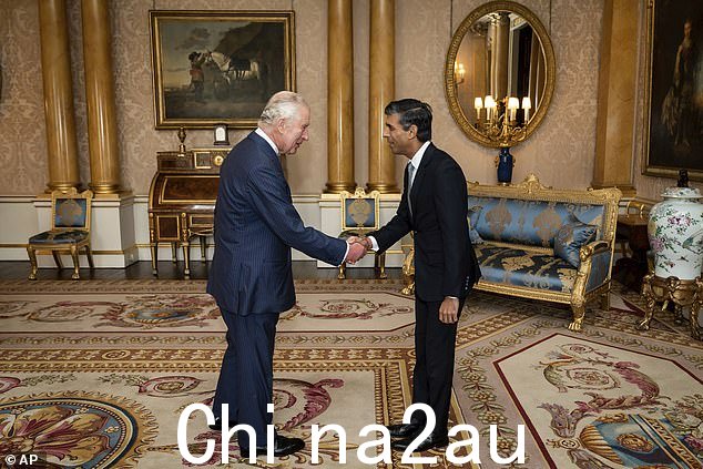  Rishi Sunak 站在前任 Liz Truss 决定阻止国王参加下个月在埃及举行的第 27 次气候峰会，尽管他“争先恐后”去