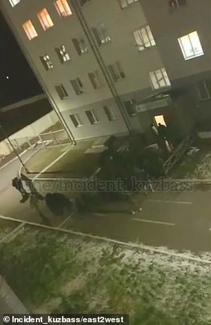 一段非同寻常的泄露视频显示,“醉酒”士兵互相殴打,有些人最终昏迷倒地