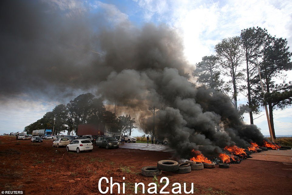 周一下午,巴西普兰纳蒂纳的泰尔斯燃烧阻塞了 BR-251 高速公路。此前,资深左翼人士和前总统卢拉在去年击败了现任总统博尔索纳罗。ight 的选举,得票率为 50.83%,而周日晚上的得票率为 49.17%