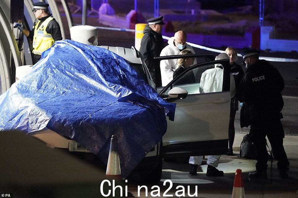 周日在肯特郡多佛的移民处理中心附近发生的一起事件,据称车旁的法医人员