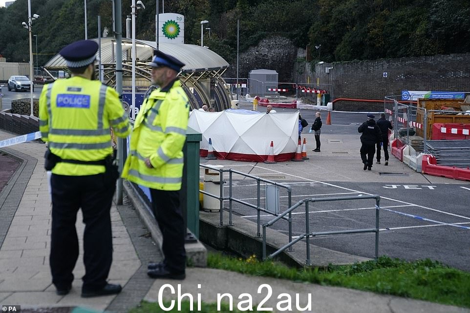 警察站在据称涉及多佛移民处理中心附近事件的汽车周围的帐篷