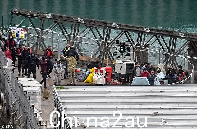 周日多佛疑似袭击前不久抵达移民处理中心的人