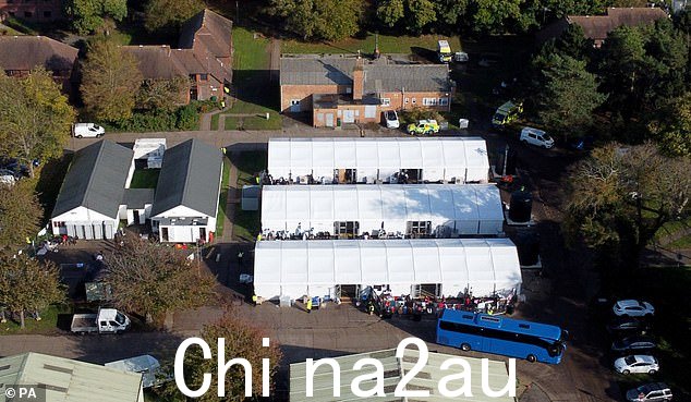 居住在肯特移民拘留中心曼斯顿附近的愤怒居民呼吁当局对寻求庇护者“每天都在逃离”的说法采取更严厉的行动