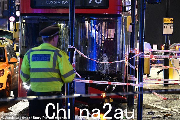 一辆公共汽车撞向两名少女后,警方正在伦敦东部斯坦福山的现场