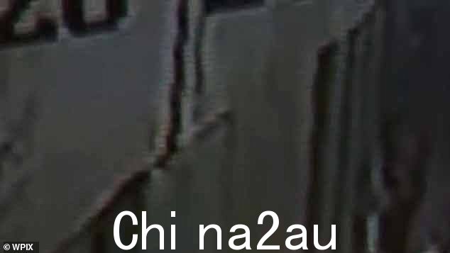 闭路电视录像显示,雷德在纽约街头漫步,然后突然被一拳打倒