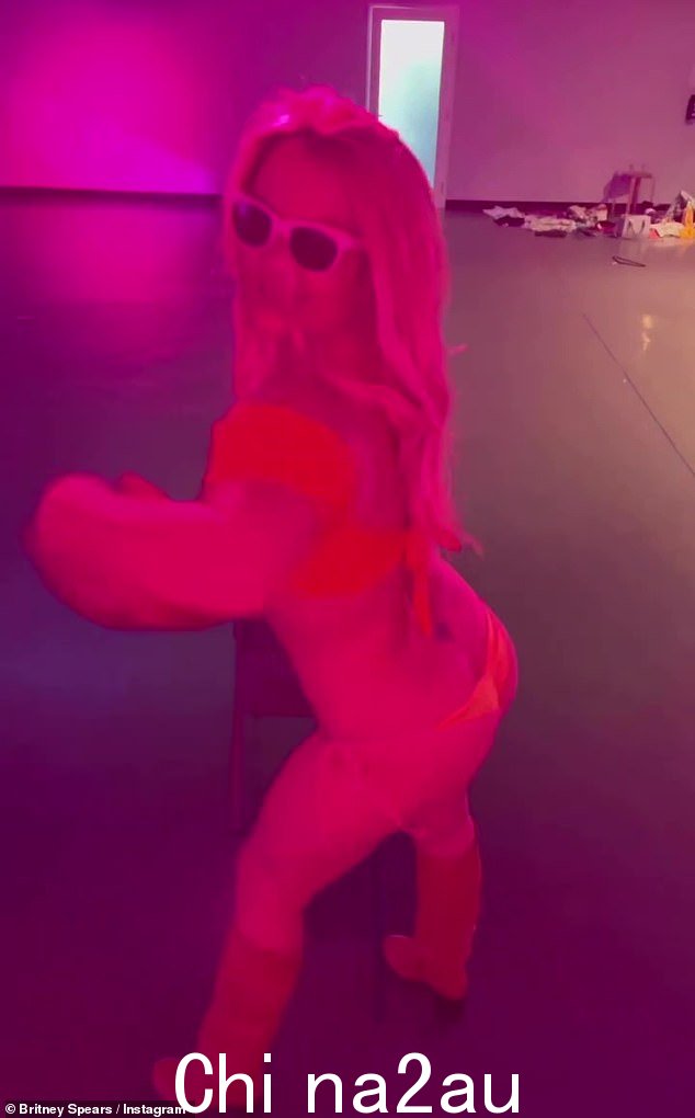 Got the spirit: Britney Spears 分享了另一个她穿着轻薄服装跳舞的视频