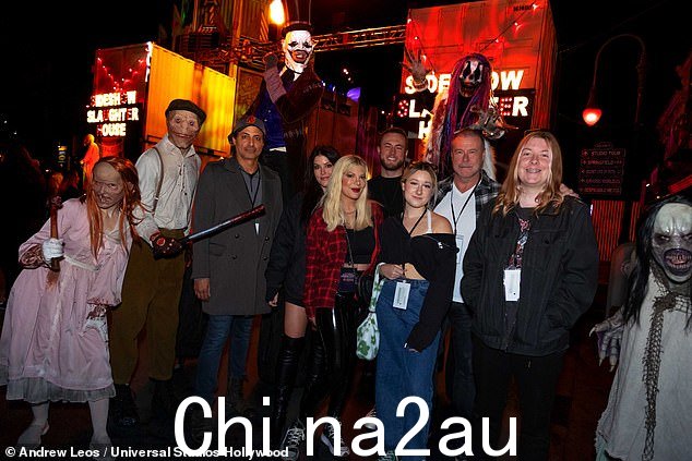 全图:他们中间是他们的女儿,旁边是他们的一个儿子,因为他们被好朋友和一些环球演员包围着