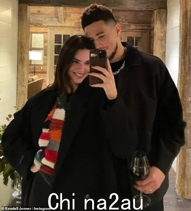 现在他们都 26 岁了:26 岁的肯德尔·詹纳(Kendall Jenner)祝 26 岁的德文·布克(Devin Booker)周日晚上在 Instagram 上生日快乐,并用简单的心形表情在她的故事中发布了一张可爱的情侣照片