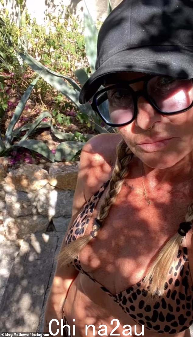 让我自拍!梅格秀用豹纹比基尼和大胆的几何印花两件套将她发光的棕褐色和色调框架包裹起来