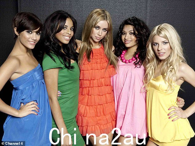 Throwback:这位 41 岁的歌手(中)在 00 年代末和 2010 年初(照片摄于 2009 年)与 Frankie、Rochelle、Vanessa White 和 Mollie King (L-R) 并列榜首(图片摄于 2009 年)