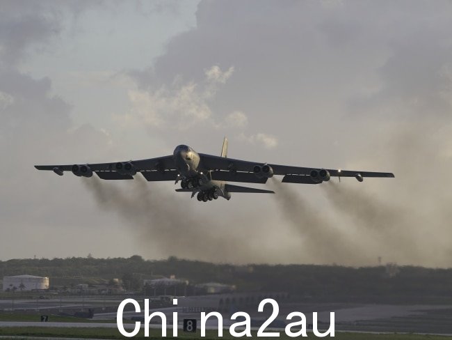 US Air B-52H 同温层堡垒轰炸机从关岛的安徒生空军基地起飞。图片：Getty Images