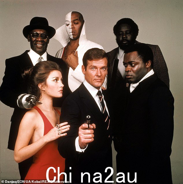 007 娃娃:西摩在 1973 年发行的詹姆斯邦德电影 Live And Let Die 中扮演邦德女郎纸牌;这里还有朱利叶斯·哈里斯、杰弗里·霍尔德、罗杰·摩尔、厄尔·乔利·布朗和 Yaphet Kotto