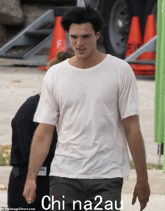 他的样子:Jacob Elordi 在周一在多伦多拍摄索菲亚·科波拉的传记片《普莉希拉》时变成了音乐传奇人物埃尔维斯·普雷斯利