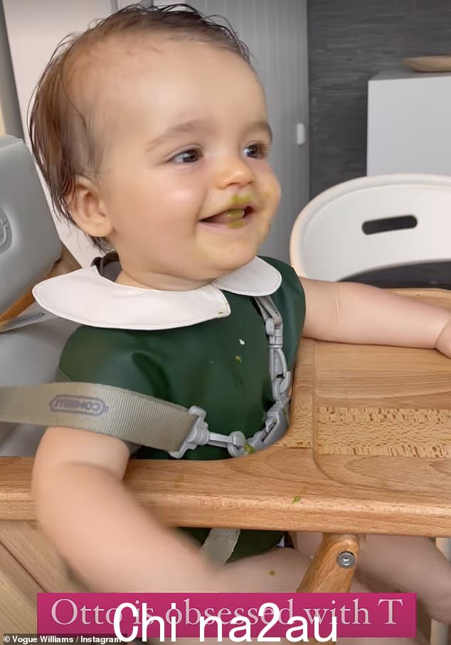 Baby Otto: 她最小的孩子,baby Otto 被他的大哥高兴