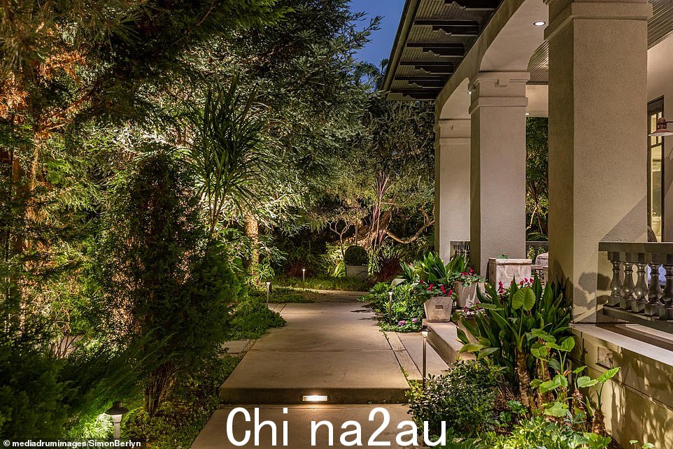 房子的外部是一片热带绿洲园景花园充满郁郁葱葱的绿色植物,设有蜿蜒的小径、两个火坑、多个户外用餐选择