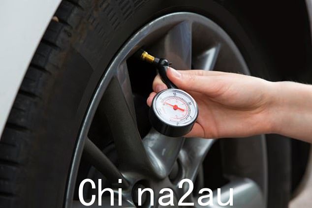 检查轮胎压力,必要时使用 Halfords 的快速数字轮胎充气机进行充气
