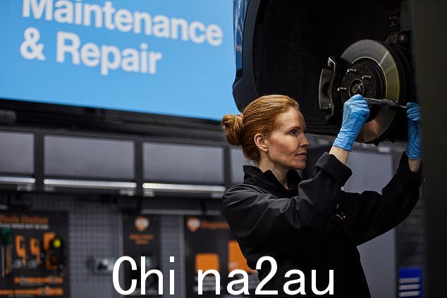 Halfords 服务由专家、合格的技术人员执行,所有工作保证 24 个月或 24,000 英里 - 以较早者为准