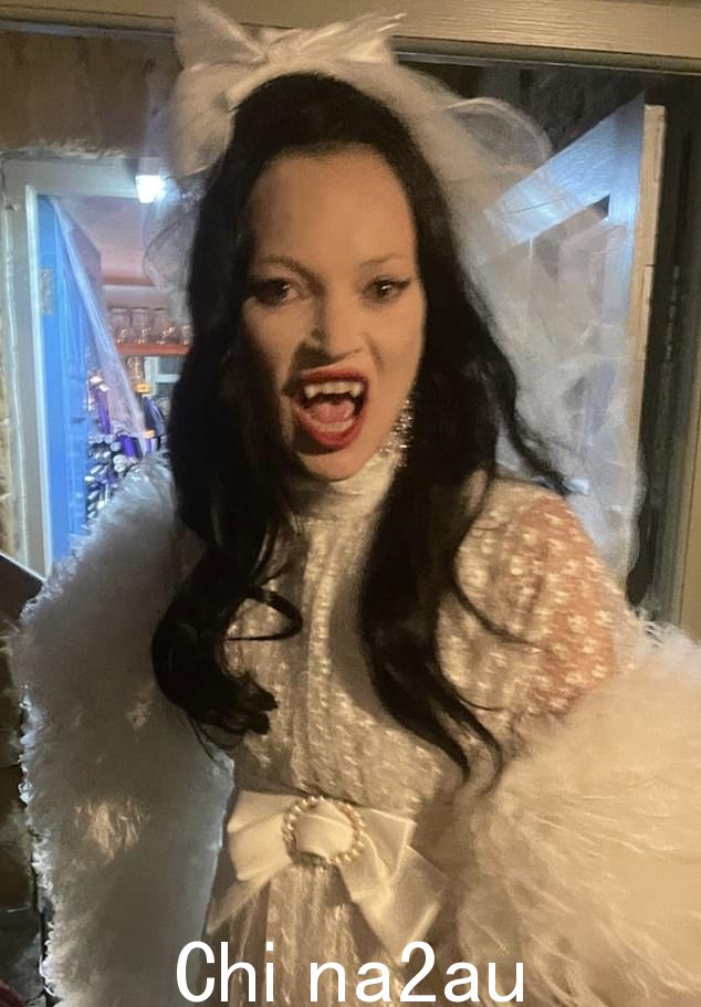 EDEN: Moss 的装束与一位身穿健身服的客人相比,是有品位的 ¿ 手提包里放着一张年轻的威廉王子的照片,还带着一副车钥匙
