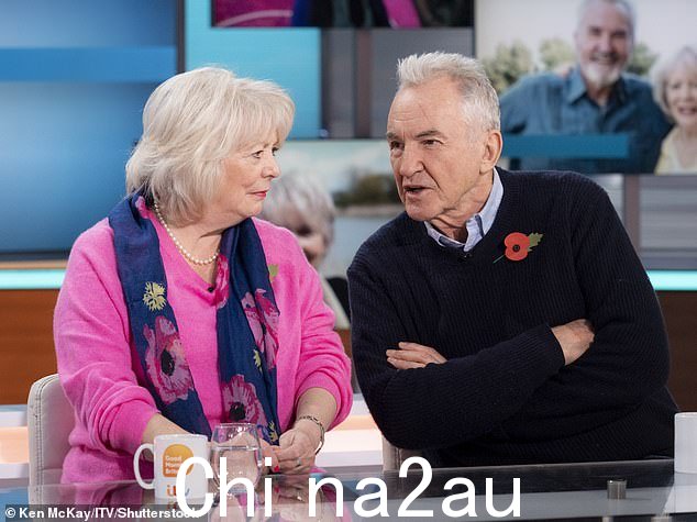 困难:她的 Gavin 和 Stacey 联合主演 Larry Lamb 和她一起出现在 DNA Journey 中并加入了她的早间聊天节目,他说:'它把她撞到一边'