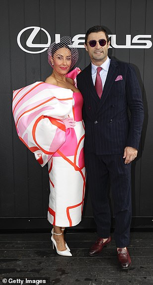 Terry Biviano (左图与 Anthony Minichiello) 未能以她抽象的粉色和白色礼服给人留下深刻印象