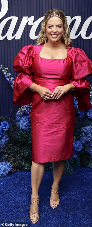 电视节目主持人 Caty Price 也用他的皱巴巴的礼服证明了如何不走芭比核心潮流