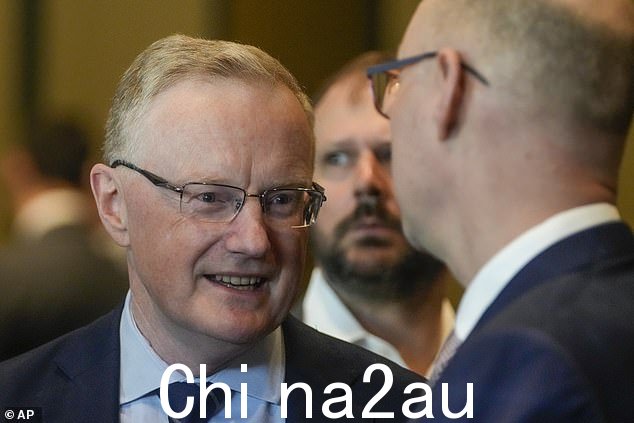 澳大利亚储备银行行长 Philip Lowe(如图)表示,他“坚决”控制通胀,现在预计到 2024 年通胀将保持在澳大利亚央行 2% 至 3% 的目标之上。” class=