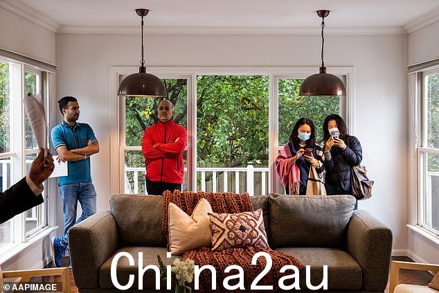 自 5 月以来,每个月的第一个星期二,借款人都经历了利率上调,现在现金利率为9 年高点 2.85%(在墨尔本 Glen Iris 拍卖会上的照片)