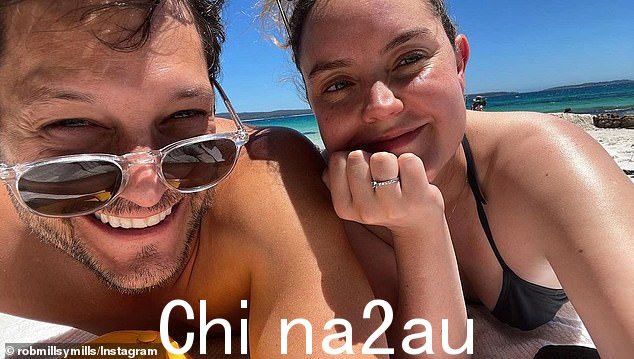 Rob Mills(左图)在约会三年后与 Georgie Tunny(右图)订婚