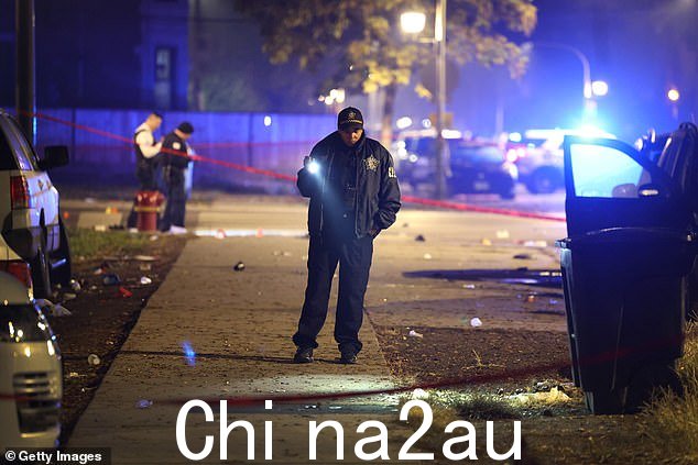 警方调查周一在芝加哥有多达 14 人被枪杀的现场