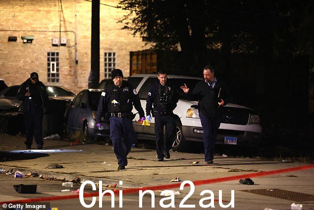 警方调查周一在伊利诺伊州芝加哥市有多达 14 人被枪杀的现场