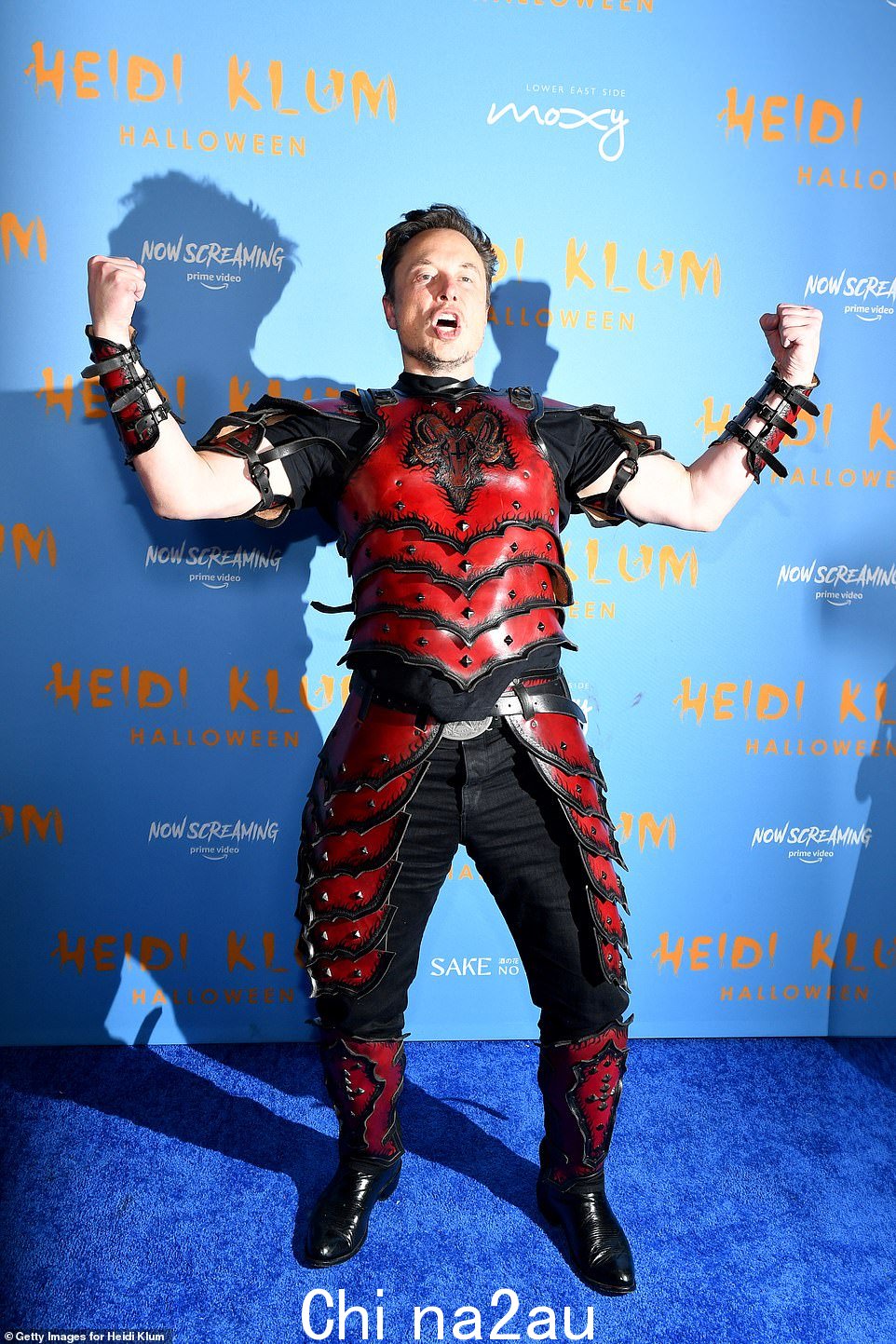 Musk,身穿红色武士盔甲,现身于 Heidi Klum 在 Moxy 酒店举办的第 21 届万圣节派对