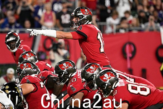 星quarterback Brady 还以 3-5 的战绩解决了海盗队本赛季的困境