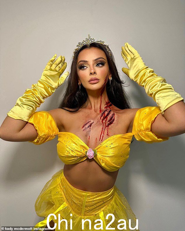 做我们的客人:Kady 穿着一件金黄色的连衣裙,搭配白色的丝袜和高跟鞋,看起来非常迷人,因为她脖子上流下了假血