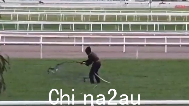 一个“问题赌徒”倒了1000升墨尔本杯之前的弗莱明顿赛道上的“油泥”。图片:Twitter/XRVicAus