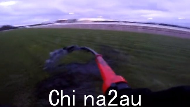 Stewards from Racing Victoria 迅速修复了赛道,墨尔本杯日的赛程不受影响。图片:Twitter/XRVicAus