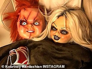 一对可怕的情侣:这套服装只是她和她的丈夫 Travis Barker 打扮成精神病娃娃 Chucky 和他的妻子 Tiffany Valentine