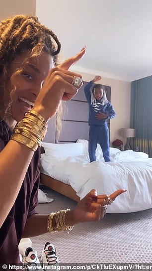 Adorable: Ciara 还带着她的小女孩的可爱视频在 Instagram 上发布。人们看到这对搭档与 Ciara 对口型和 Sienna 在床上跳舞很开心蓝色运动服