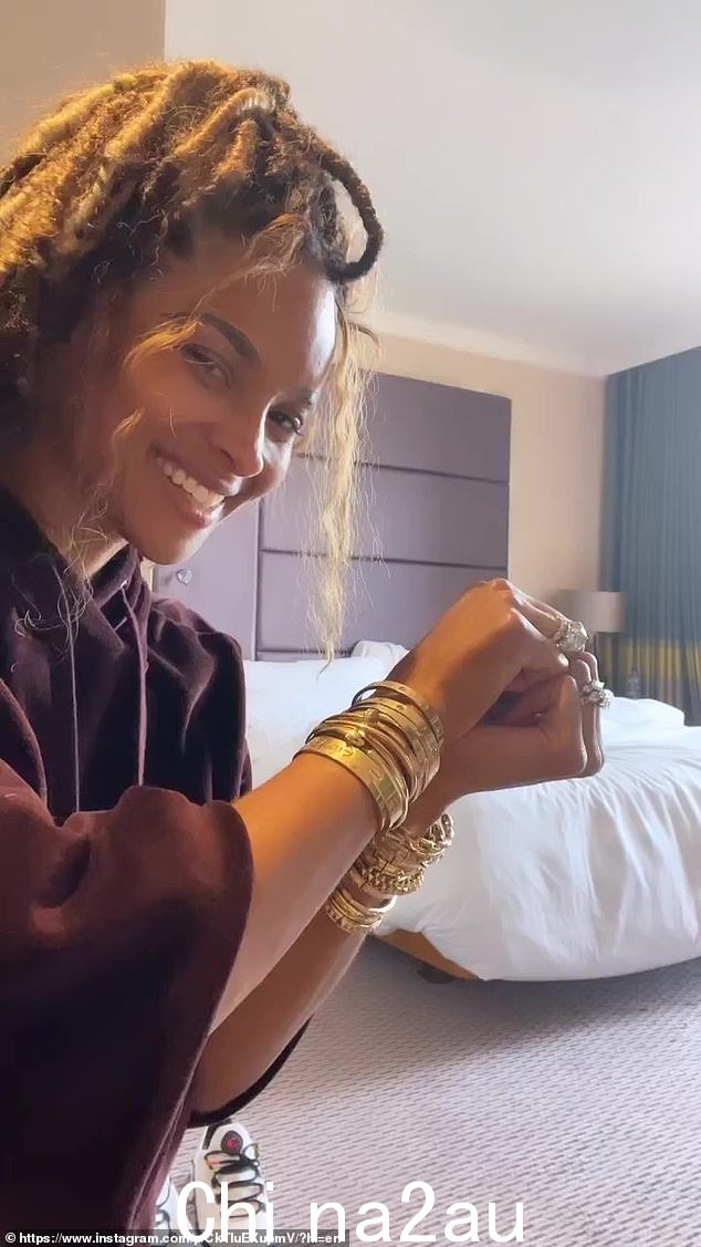 Expensive:在剪辑中,Ciara 的头发被拉成凌乱的髻,而她的手臂上似乎是一堆无尽的卡地亚金手镯