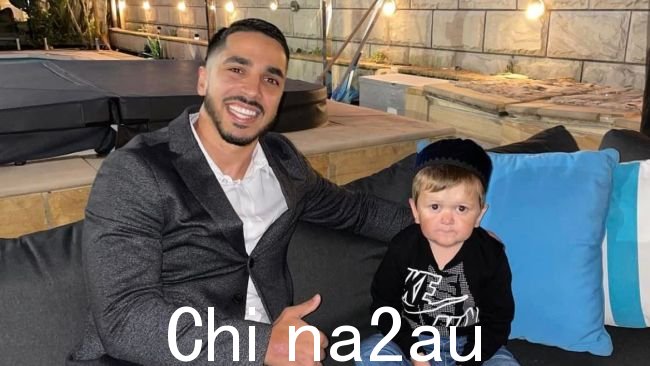 Zair Slaimankhel(左)在与工作人员发生激烈冲突后被赶下澳航航班,他打破了对事件的沉默。图片:Instagram