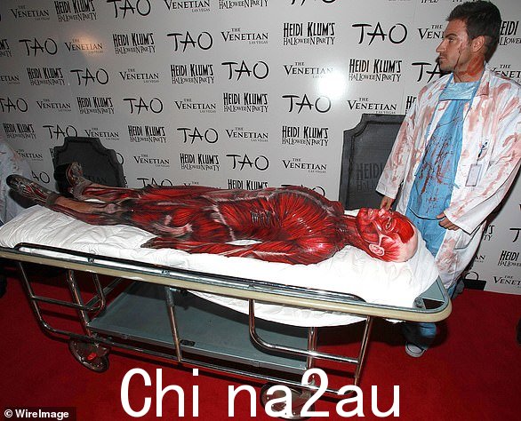 Clinical: Klum 在 2011 年拉斯维加斯狂欢节上装扮成一个精简的人体解剖结构
