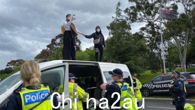 周二,气候活动家封锁了通往弗莱明顿赛马场的一条主要道路。图片:Facebook