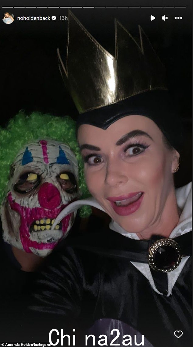 恐怖:这位明星用她的吸血鬼眼妆和配饰致力于她的服装