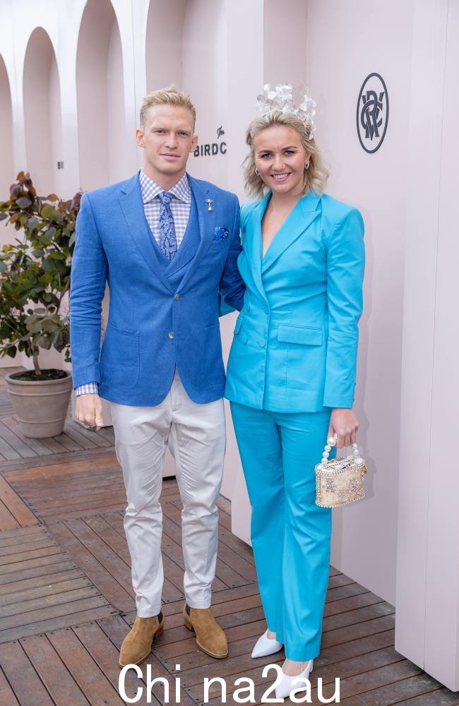 澳大利亚游泳运动员 Ariarne Titmus 和 Cody Simpson 穿着不同深浅的亮蓝色大日子。图片:Jason Edwards